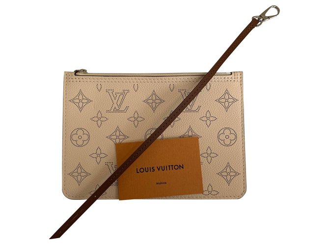Louis Vuitton Mahina clutch beige Leather  ref.174614