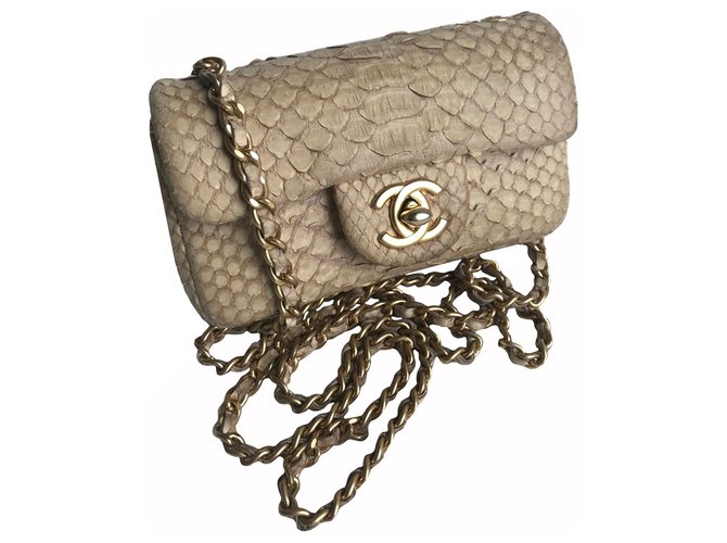 Timeless Chanel Mini borsa a patta senza tempo lussuosa in pitone Beige Crudo Pelle Pelli esotiche  ref.174839