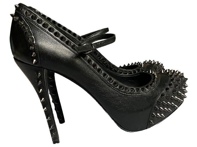 Scarpins Pierre Balmain em couro preto com tiras e spikes 37