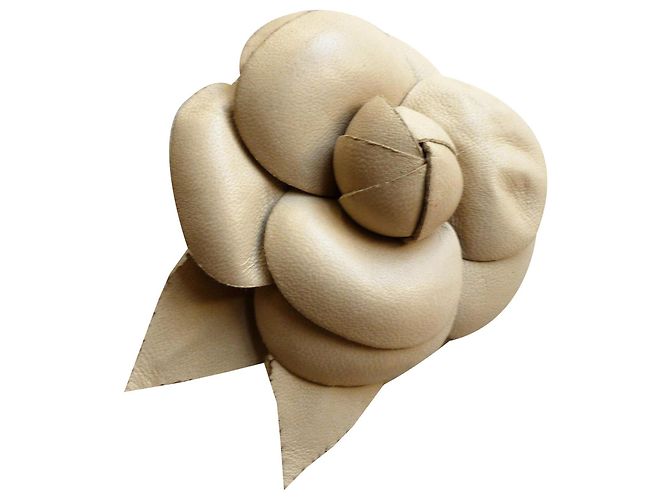 Kamelie Chanel Brosche Beige