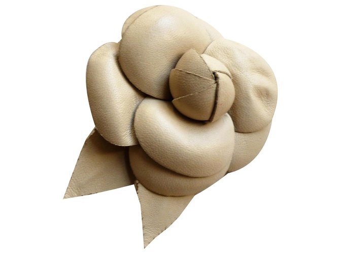 Broche Camellia Chanel Beige Piel de cordero  ref.175455