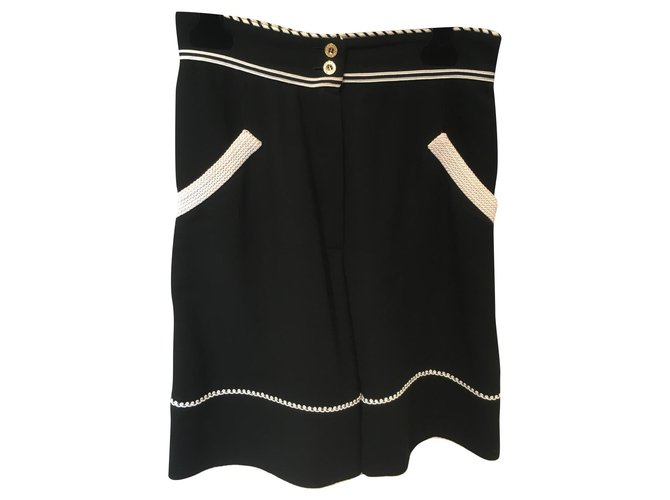 Chanel Pantalones cortos Negro Blanco Algodón Viscosa  ref.175646