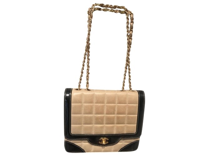 Chanel Vintage intemporal Preto Bege Dourado Couro Couro envernizado  ref.175653