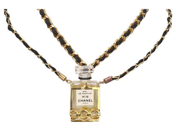 Chanel Gold Chanel No.19 Collar de botella de perfume Negro Dorado Cuero Metal Becerro  ref.176718