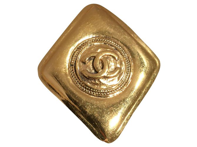 Chanel Alfileres y broches Dorado Metal  ref.177129
