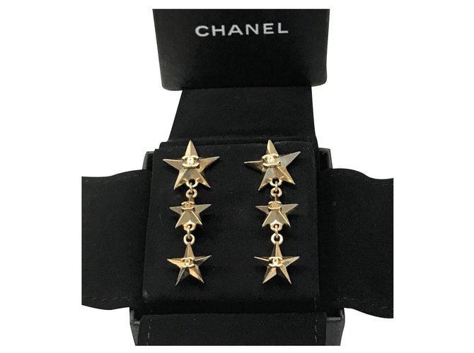 Boucles d'oreilles étoiles Chanel Métal Doré  ref.177733