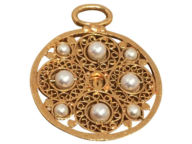 Chanel Anhänger halsketten Weiß Golden Metall Perle  ref.178632