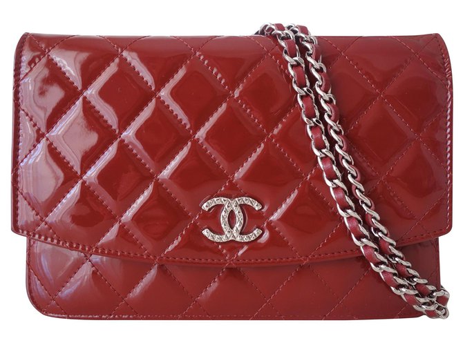 Wallet On Chain Geldbörse auf Kette Chanel Rot Lackleder  ref.179083
