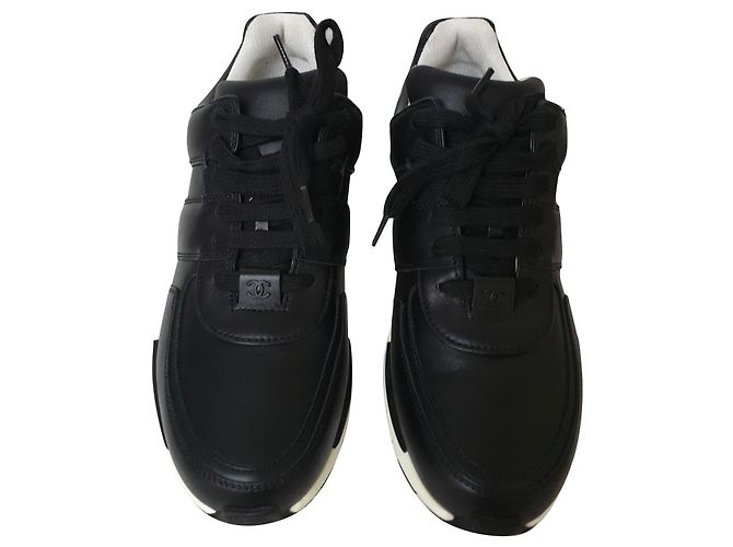 Baskets Chanel en cuir noir