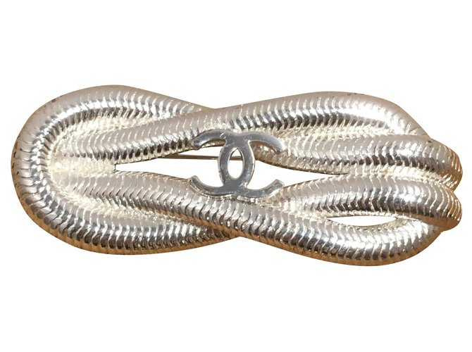 Chanel Pins & Broschen Silber Metall  ref.179311