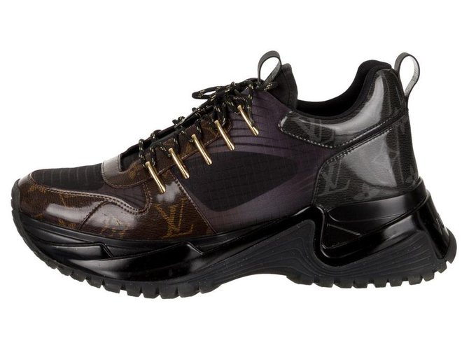 LOUIS VUITTON Run Away Sneaker Black. Size 7.5