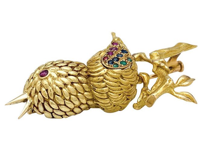 inconnue "Perched bird" brooch in yellow gold, emerald rubies and sapphires.  ref.179542