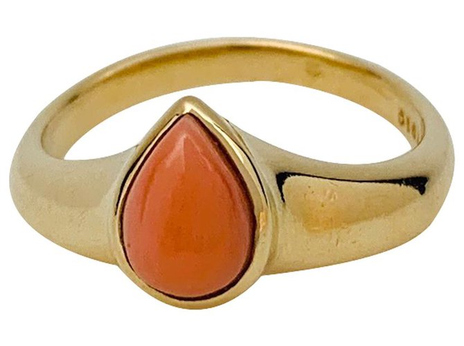 Van Cleef & Arpels ring in yellow gold and coral.  ref.179578