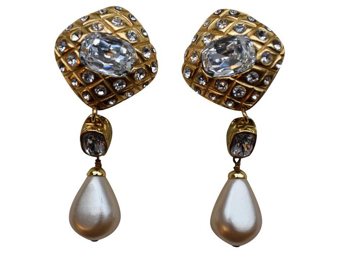 Boucles d'oreilles clips Chanel Vintage en strass doré Faux Pearl Drop Métal  ref.180536