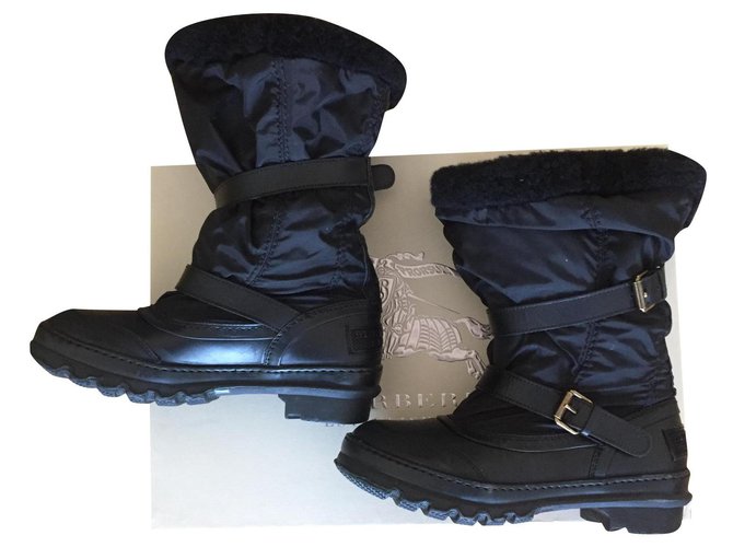 Burberry furry boots Black  ref.182634