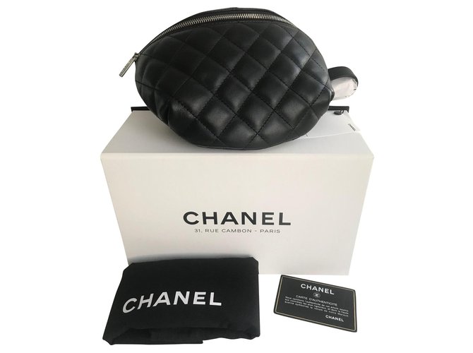 Chanel schwarze Gürteltasche aus Lammfell . neuf Leder  ref.182906