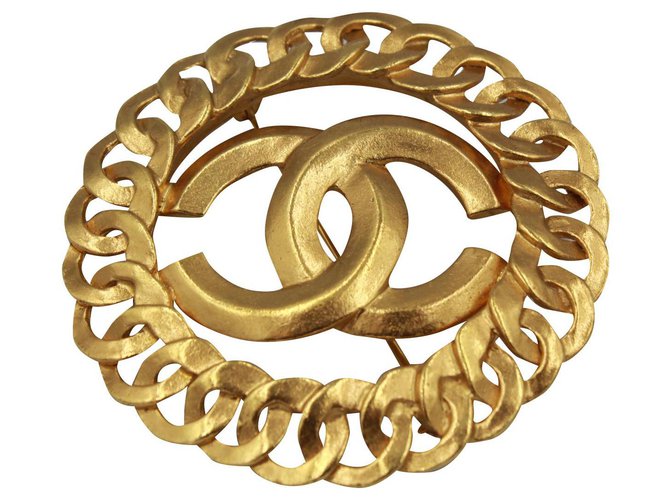 Broche Chanel Vintage, doublé «C» en métal doré. Plaqué or  ref.183175