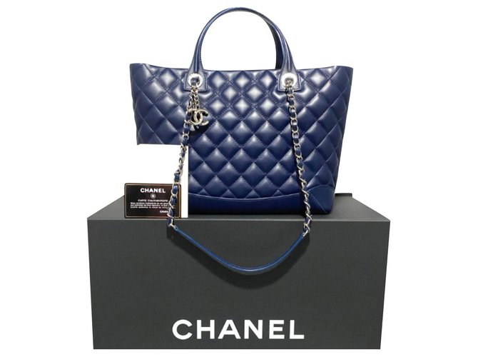 Chanel Matelasse bolsa de pele de cordeiro Azul marinho Couro  ref.183343