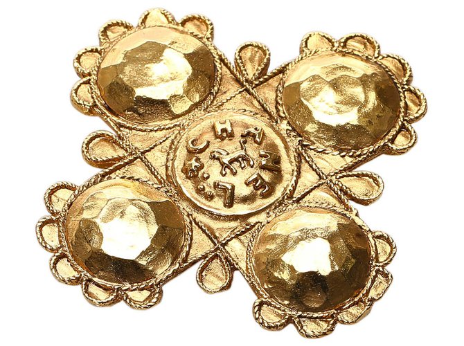 Broche Chanel Logo Leão em Ouro Dourado Metal  ref.183385