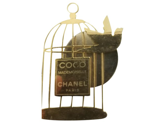 Chanel Alfinetes e broches Dourado Aço  ref.183613