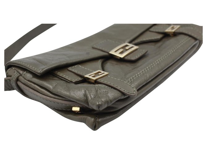 Baguette Fendi handbag in kaki leather. Khaki  ref.183630