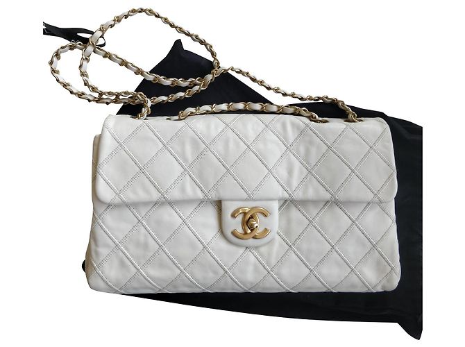 Chanel Bolso clásico con solapa Crema