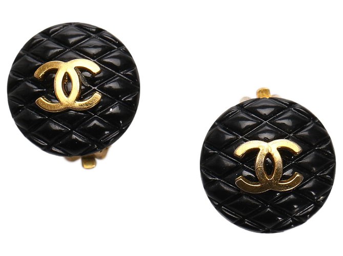 Boucles d'oreilles clip matelassées Chanel CC noir Métal Doré  ref.184665