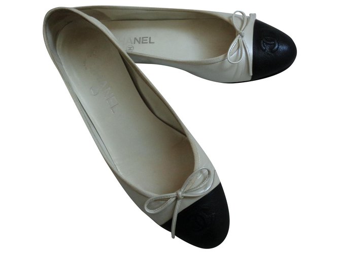 Chanel Sapatilhas de ballet Creme Couro  ref.184731