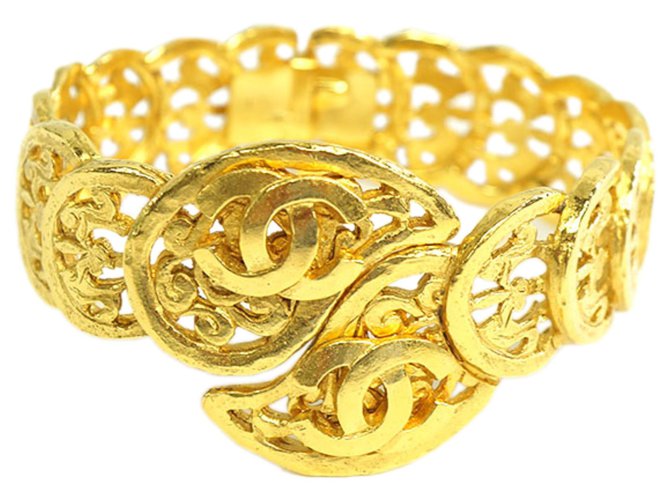 Brazalete Chanel Gold Gold-Tone CC Dorado Metal  ref.185267