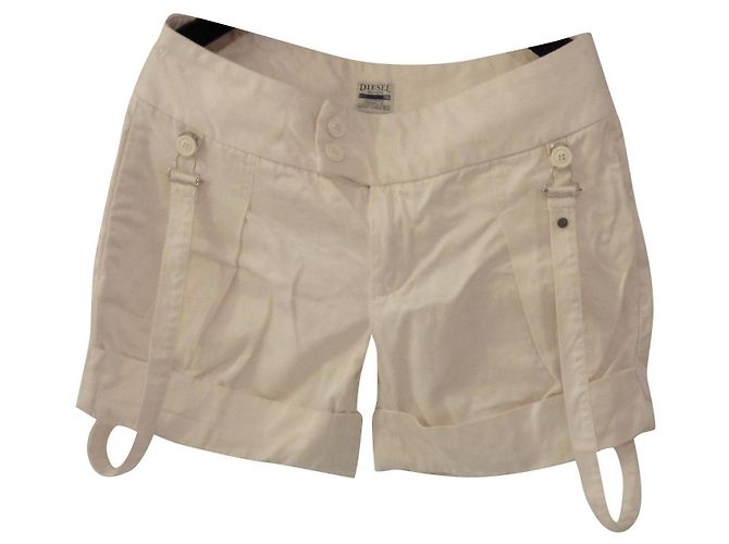 Diesel-Shorts mit Ladedetails. Perlbeige Farbe.
