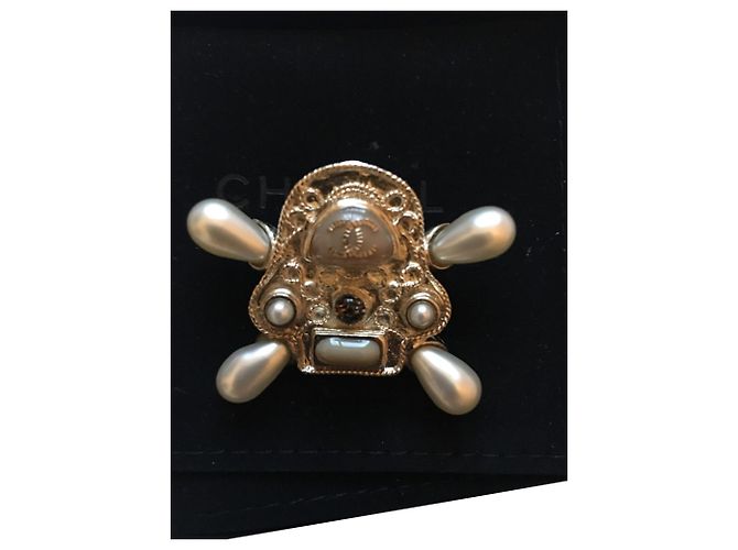 Broche Chanel Dorada de Metal y Perlas Dorado