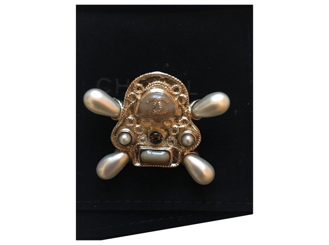 Chanel Pins & Broschen Golden Metall Perle  ref.185753