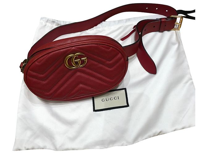 Gucci Marmont Gürtel mit roter Tasche