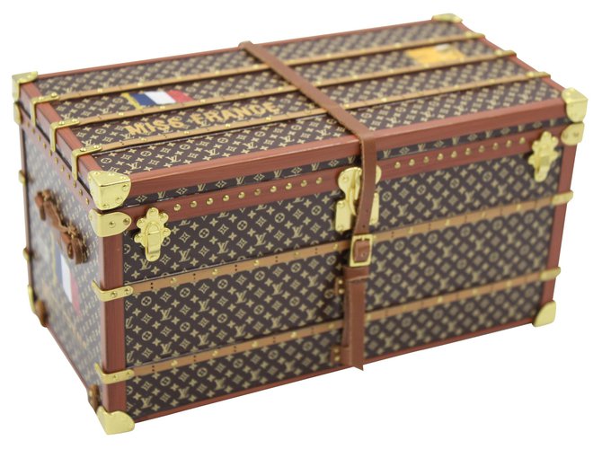 Louis Vuitton Collectible Small Paperweight Miss France Mini Trunk Brown Wood  ref.185963