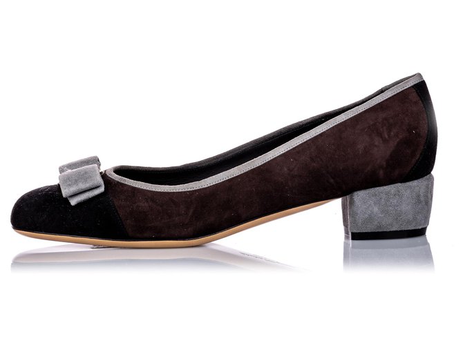 salvatore ferragamo suede pumps