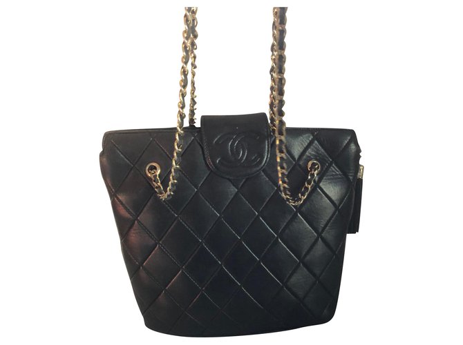 Chanel Handtasche auf der Schulter getragen Schwarz Lammfell  ref.187495