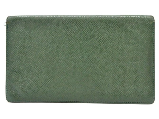 Louis Vuitton Taiga Long in pelle Verde  ref.188934
