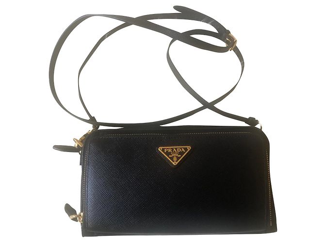 Prada mala a tiracolo