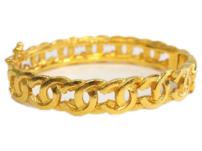 Chanel Gold CC Bangle Golden Metal  ref.189726