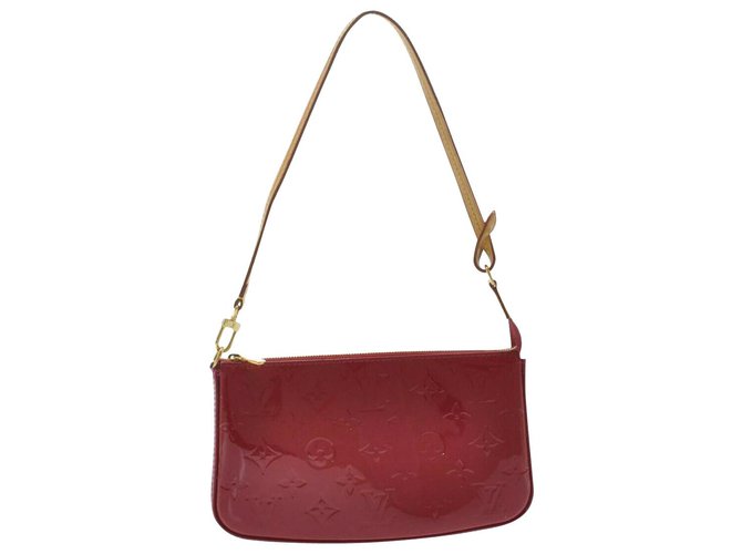 LOUIS VUITTON Dauphine Verni Shoulder bag in Red Patent leather