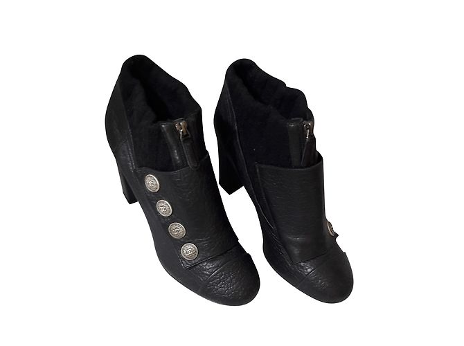 Botas Chanel de couro canelado e lã preto