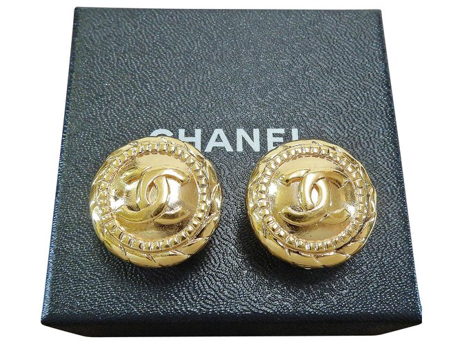 Boucles d'oreilles clip rondes Chanel Vintage Plaqué or Doré  ref.190904