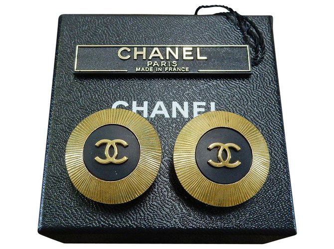 Chanel Vintage runde Clip Ohrringe Schwarz Vergoldet  ref.190906