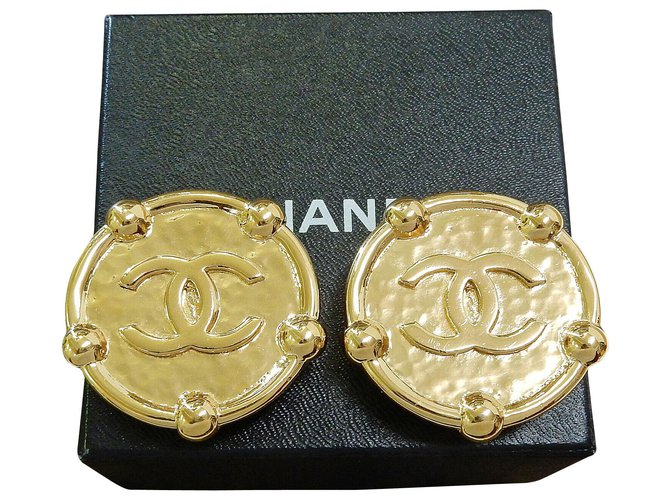 Chanel Vintage Round Clip Earrings Golden Gold-plated  ref.190910