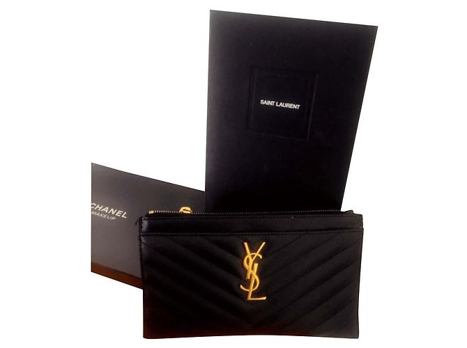 Clutch Yves Saint Laurent em couro acolchoado preto 
