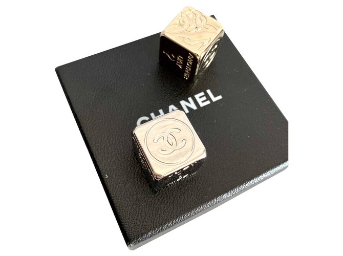 Jogo de dados Chanel Prata Dourado Metal  ref.191403