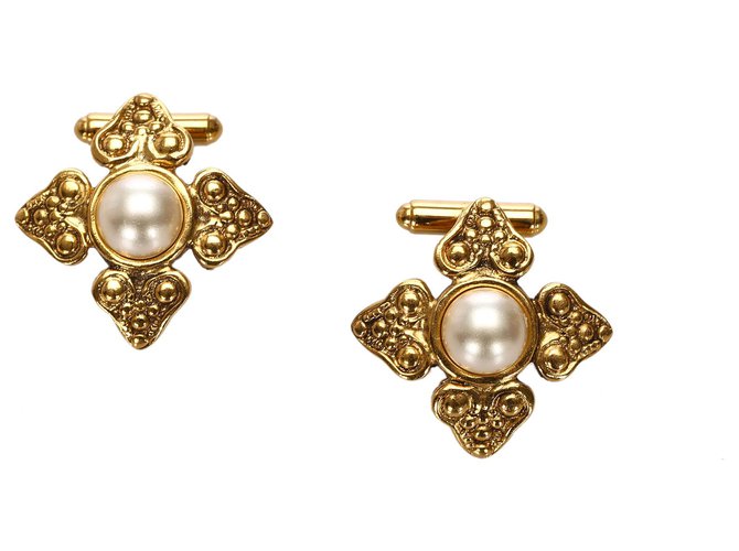 Gemello Chanel in oro con perle sintetiche D'oro Metallo  ref.191624