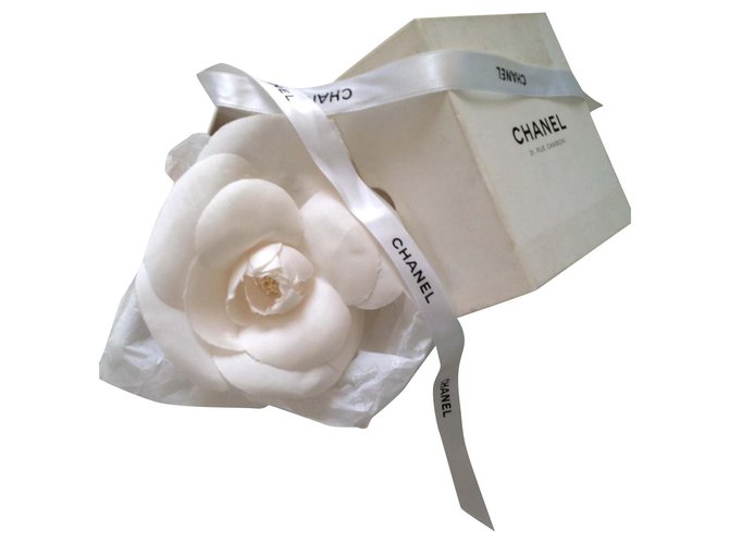 Cambon Broche vintage Camellia Chanel em seda bege Fora de branco  ref.191762