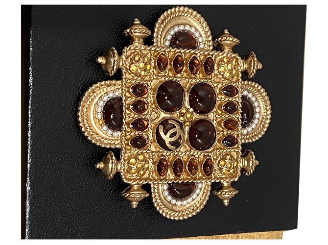 Chanel Pins & brooches Golden Orange Metal  ref.192075