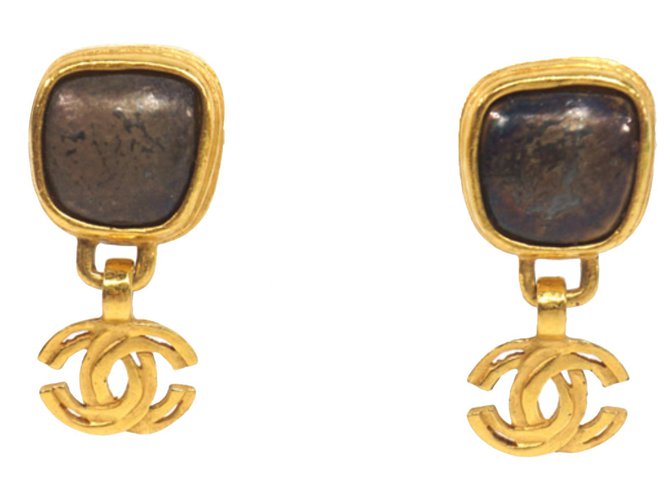 Boucles d'oreilles CC en résine dorée Chanel Métal Plastique Marron  ref.192864
